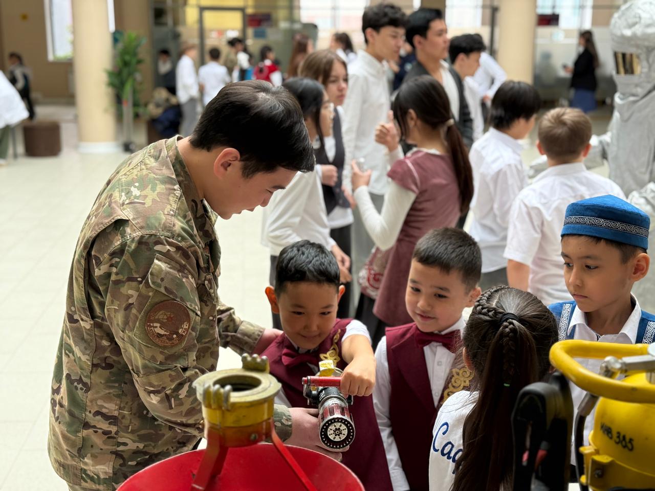 В рамках Месячника гражданской защиты сотрудники ДЧС Актюбинской области организовали выставку для учащихся школы «Білім».