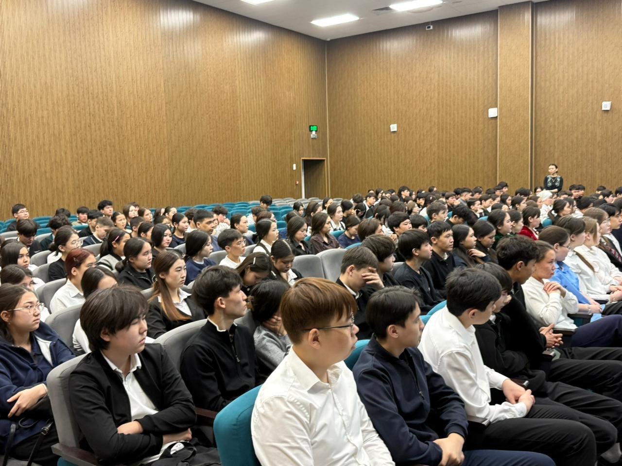 Прокуратурой Акмолинской области проведен открытый диалог с учениками старших классов