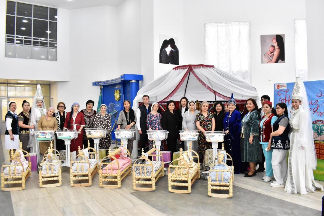 «День Шанырака»: матерям новорожденных детей в роддоме подарили колыбели и подарки