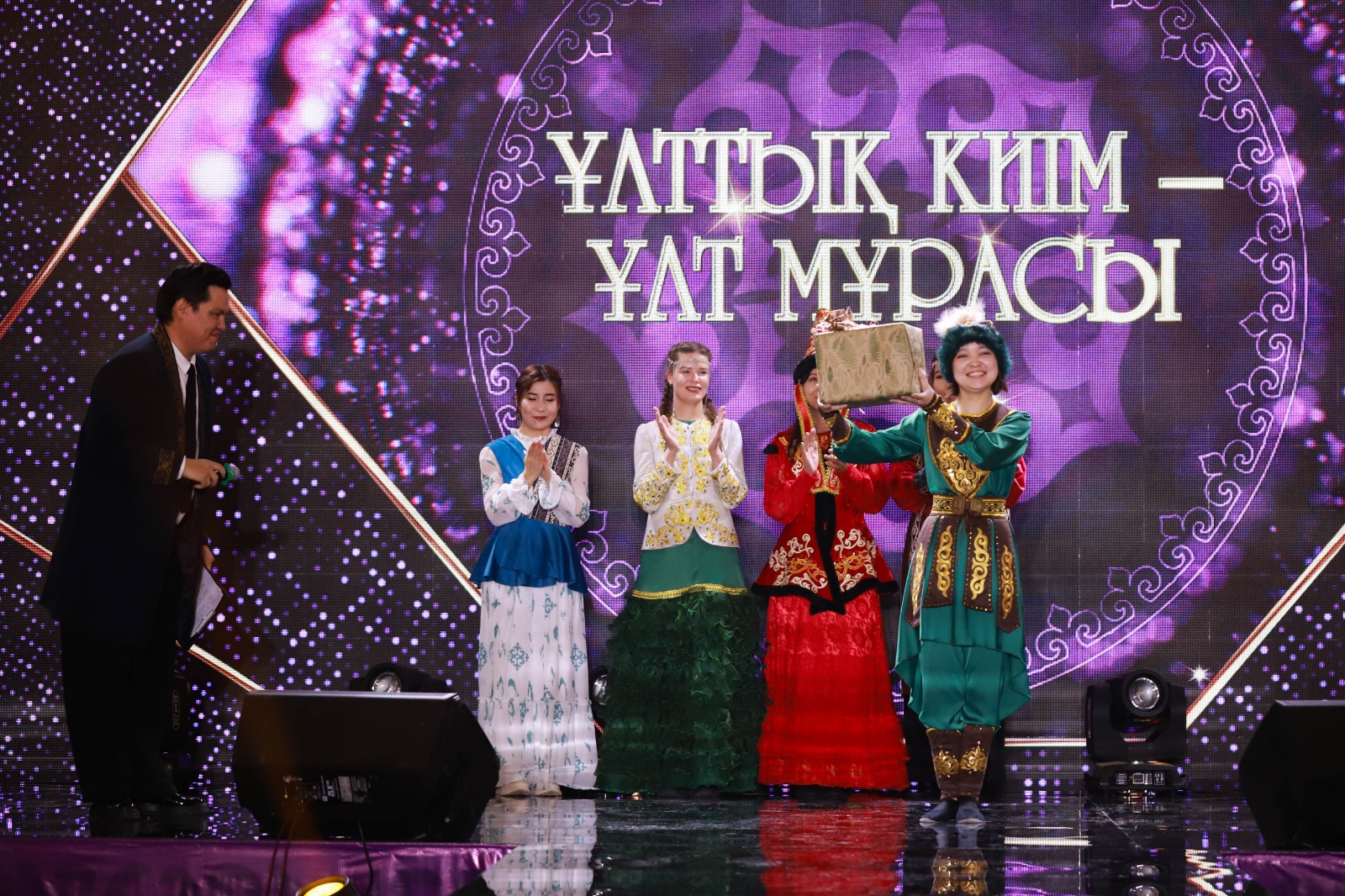 В рамках декады Наурыз в торгово-развлекательном центре Maxi Mall прошёл парад национальной одежды под названием «Мы – единый народ Казахстана».