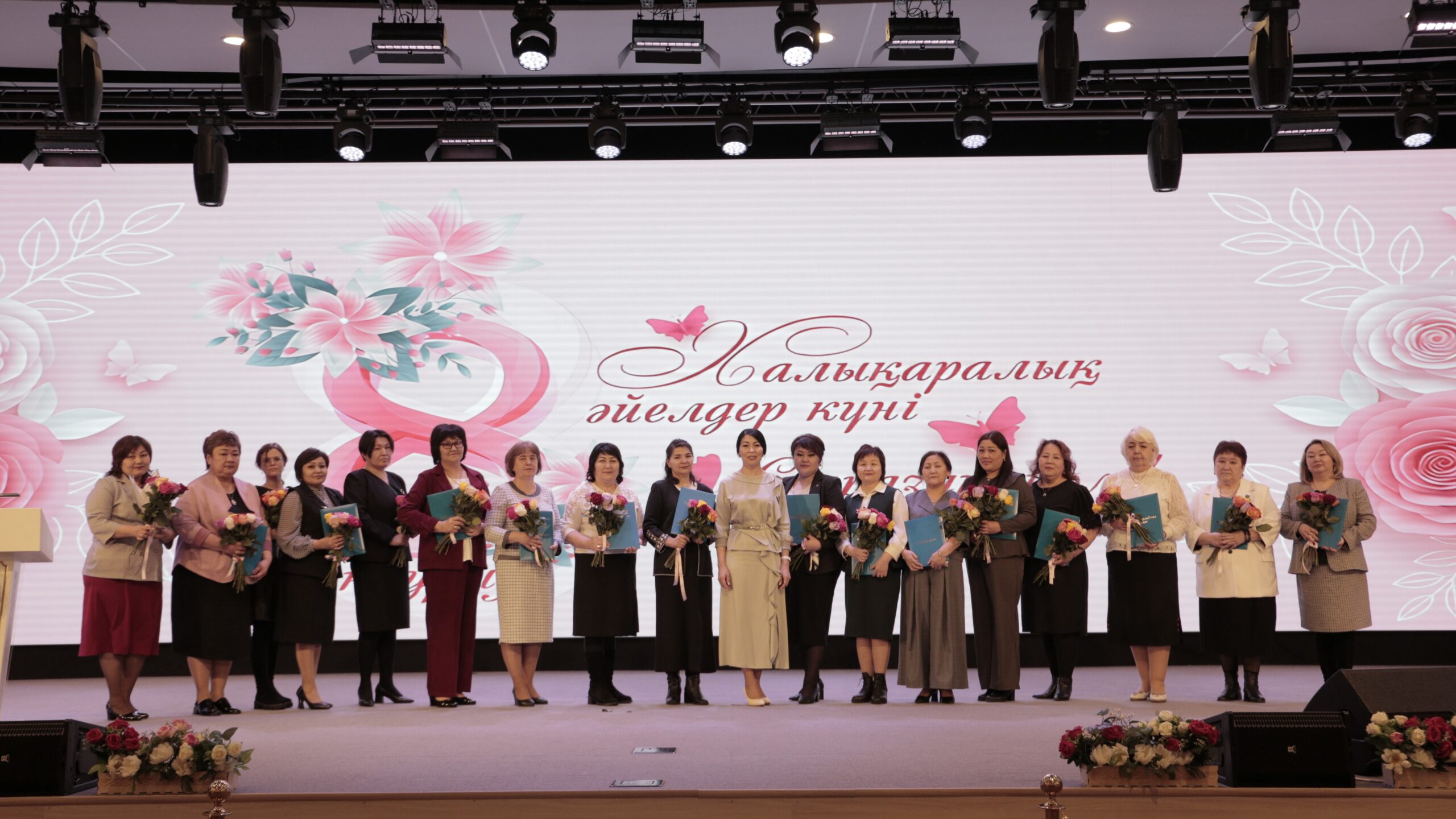 Праздник весны и признания для прекрасных женщин-педагогов