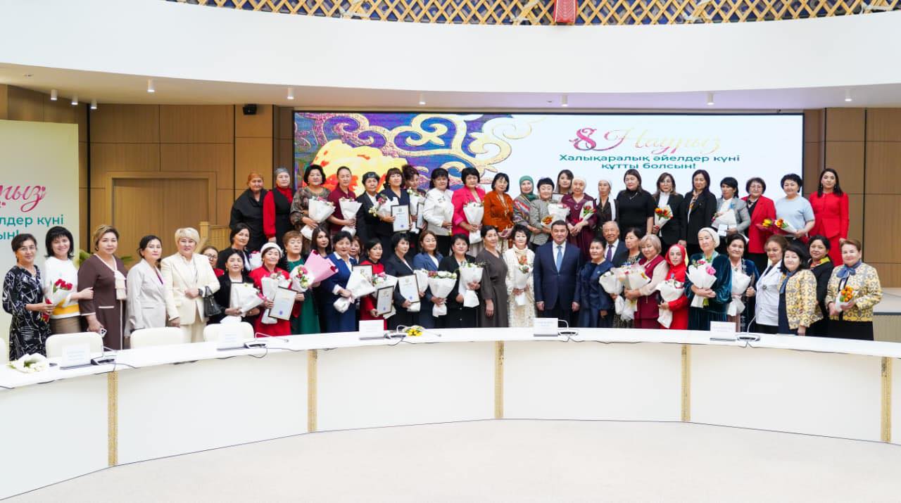В ТУРКЕСТАНЕ ПРОШЕЛ ПРАЗДНИЧНЫЙ ВЕЧЕР “ӘЛЕМНІҢ ЖАРЫҒЫ – АНА”