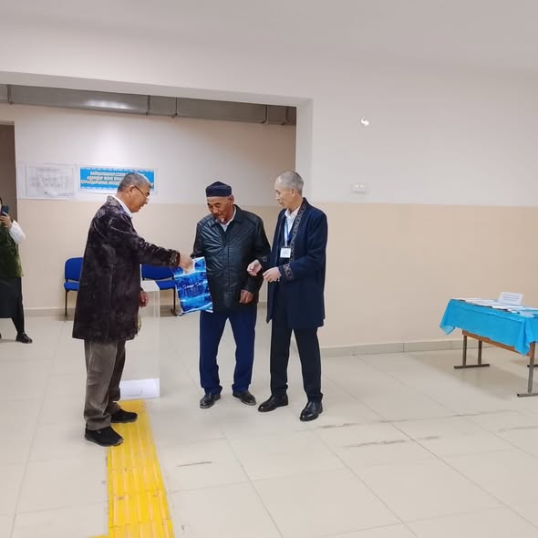 В КЕЛЕССКОМ РАЙОНЕ ВРУЧИЛИ ПОДАРКИ ПЕРВЫМ ГОЛОСУЮЩИМ НА РЕФЕРЕНДУМЕ