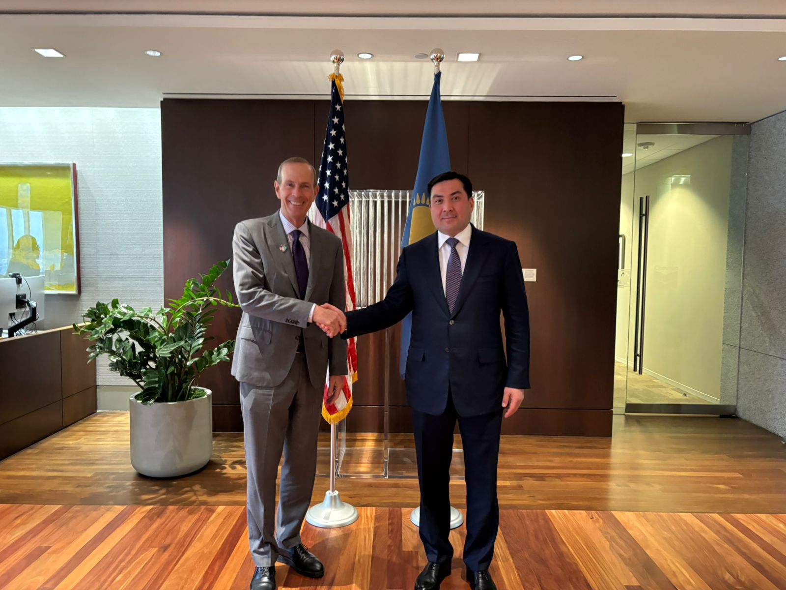 Развитие Тенгиза и Транскаспийский маршрут: Глава Минэнерго РК встретился с руководством корпорации Chevron