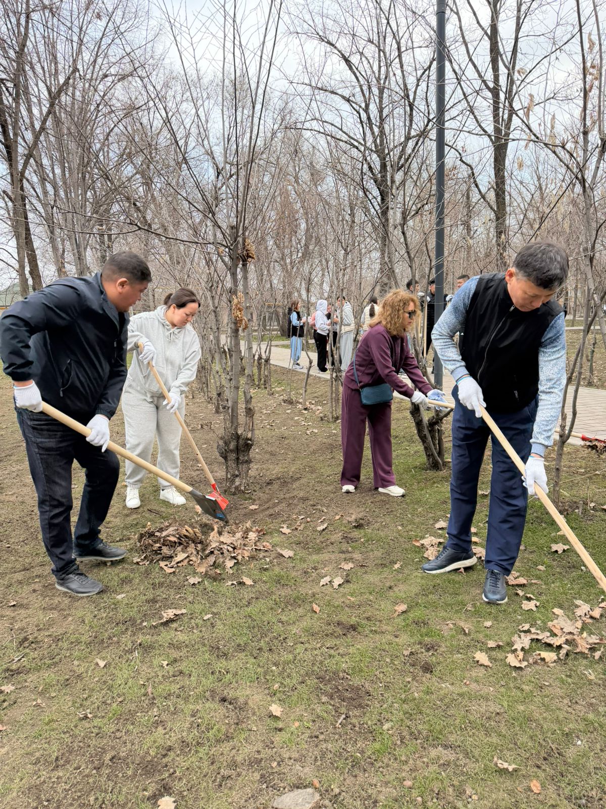 Сотрудники Управления земельных отношений Алматы вышли на общегородской субботник в день «Тазару күні»