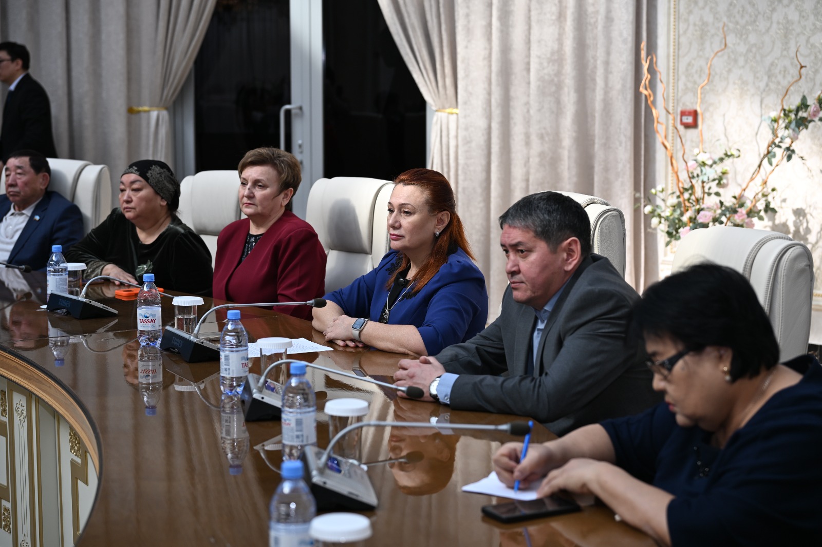 Аким города Ернат Бәзіл провёл встречу по обсуждению проекта новой Конституции