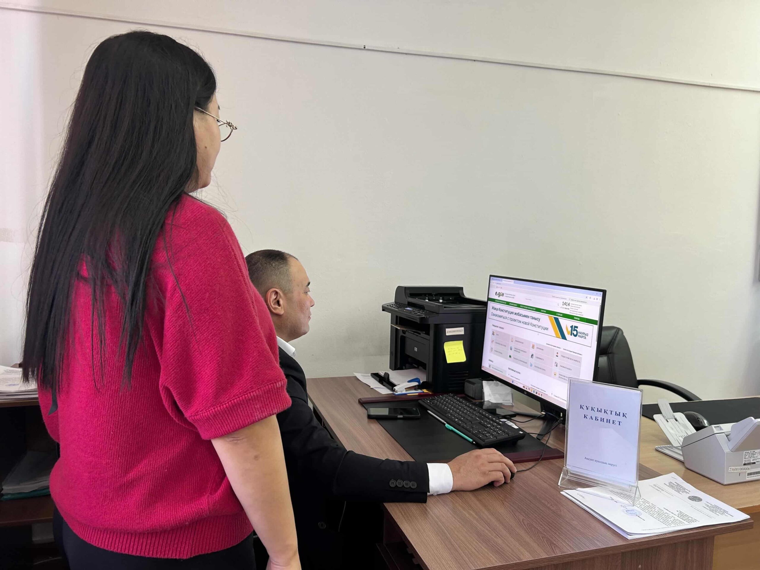 Ознакомились с ходом работы «Правового кабинета», расположенного в КГУ «Аппарат акима сельского округа Аксуат» города Кызылорды