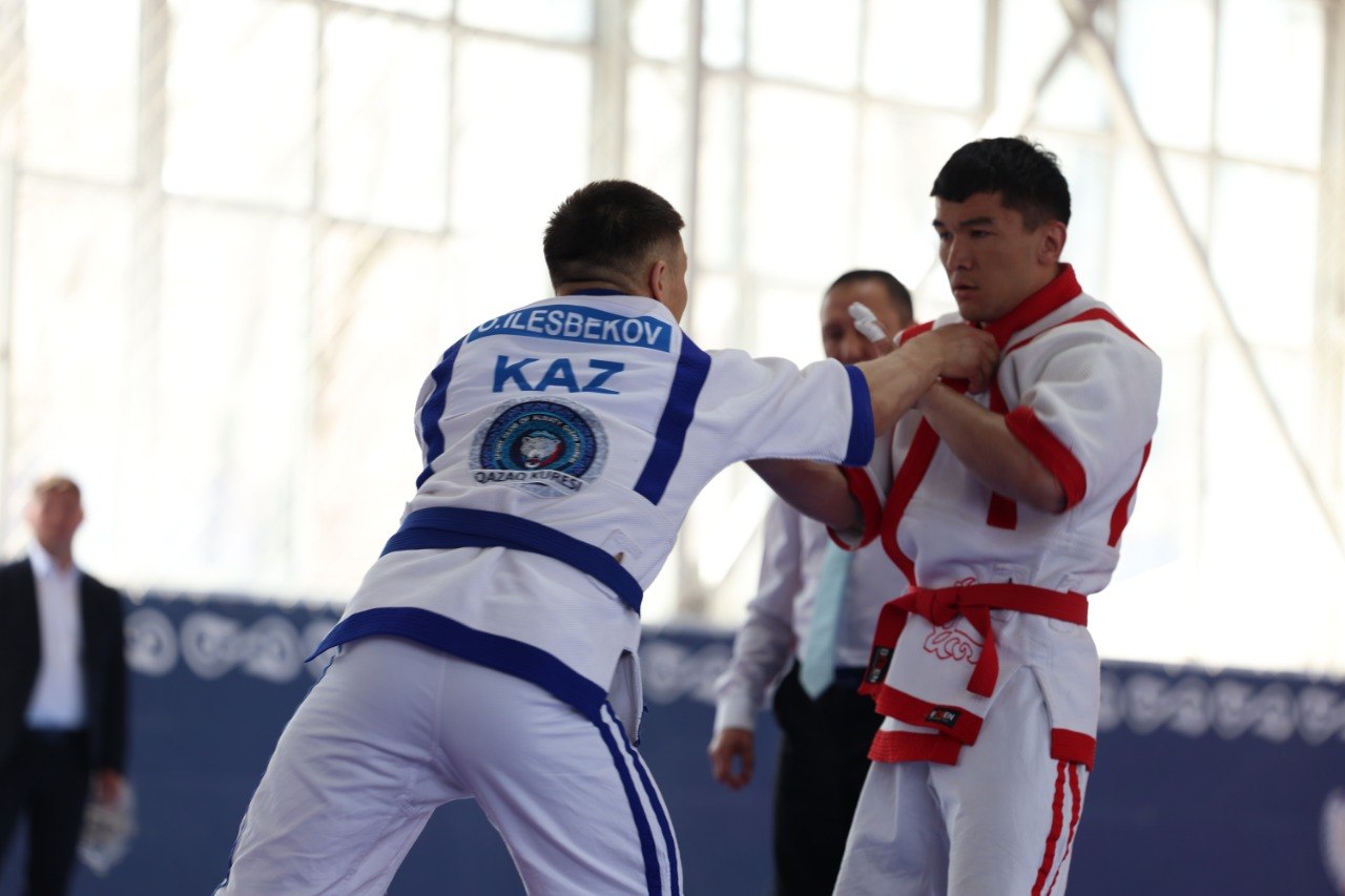 Первенство силовиков: свыше 200 палуанов  борются  за чемпионский титул