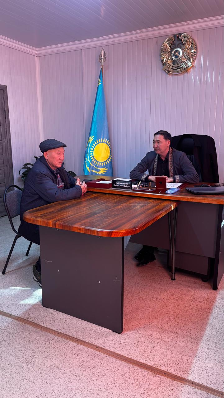 Аким округа провёл личный приём жителей села Казахстан.