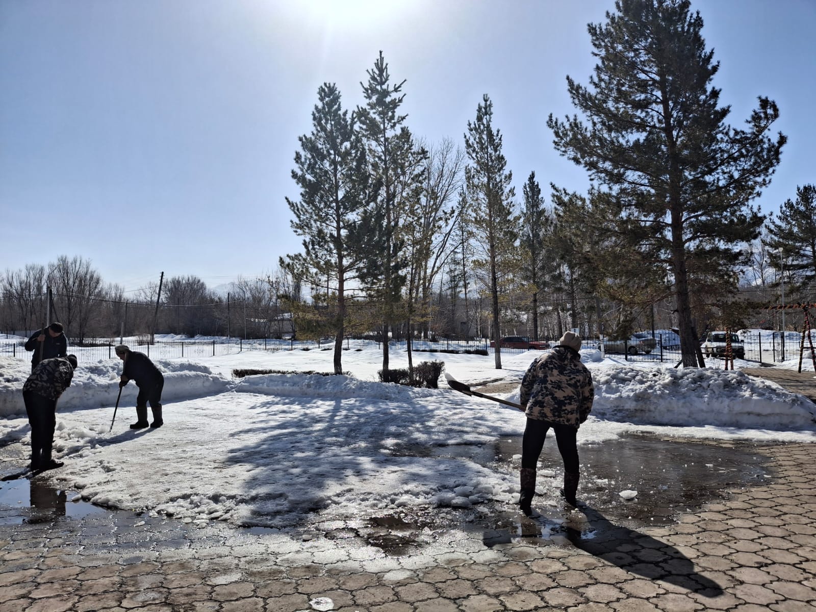 Ко Дню обновления во дворе дома культуры Токжайлау была проведена уборка.
