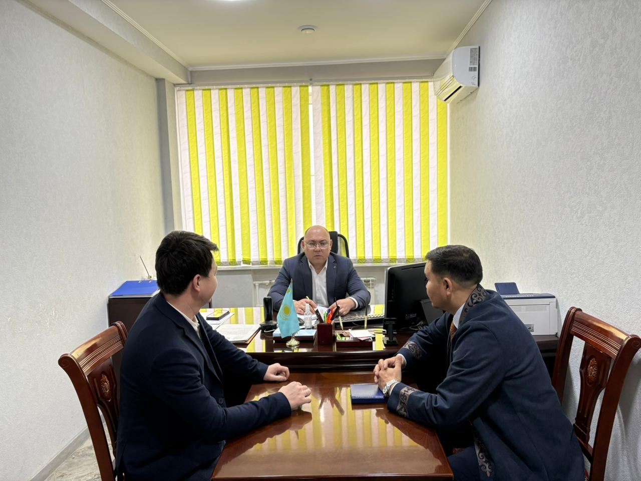 По профилактике коррупции и разъяснению этических норм государственных служащих.