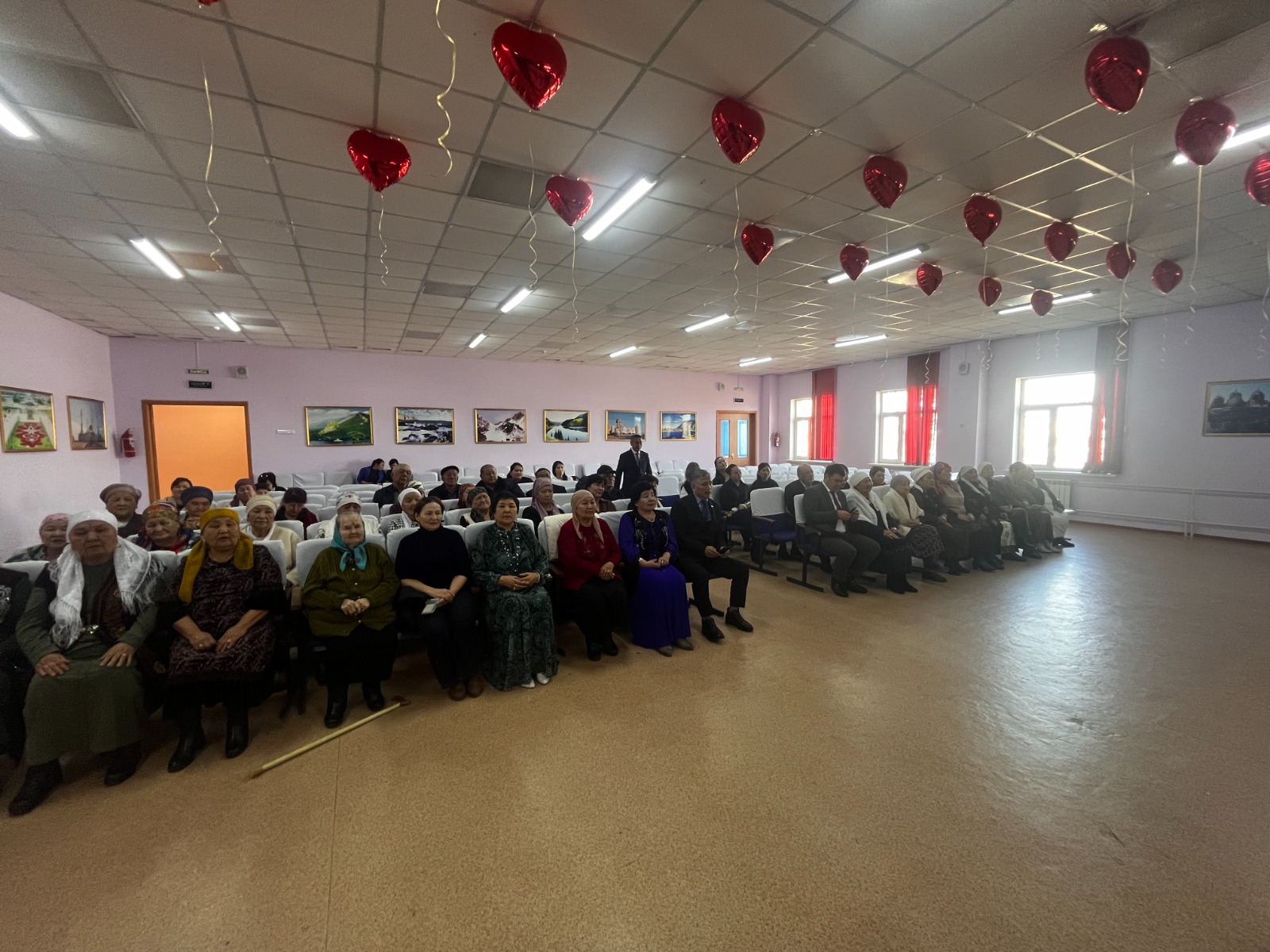 В поселке Нуркент, сельском  округе Атамекен в актовом зале Пенжимской средней школы, проведен праздничное мероприятие под названием «Свет мира — женщины», посвящённое Международному женскому дню 8 Марта.