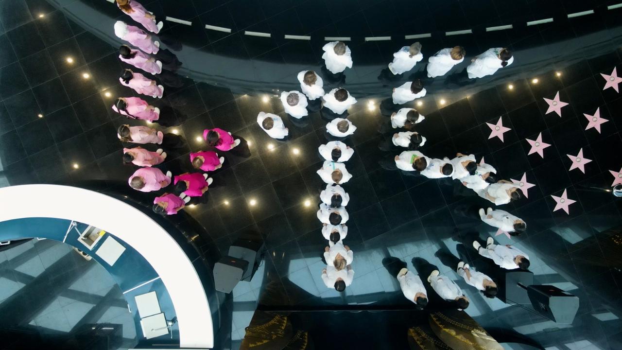 Столичные медики необычной акцией выразили поддержку новой Конституции