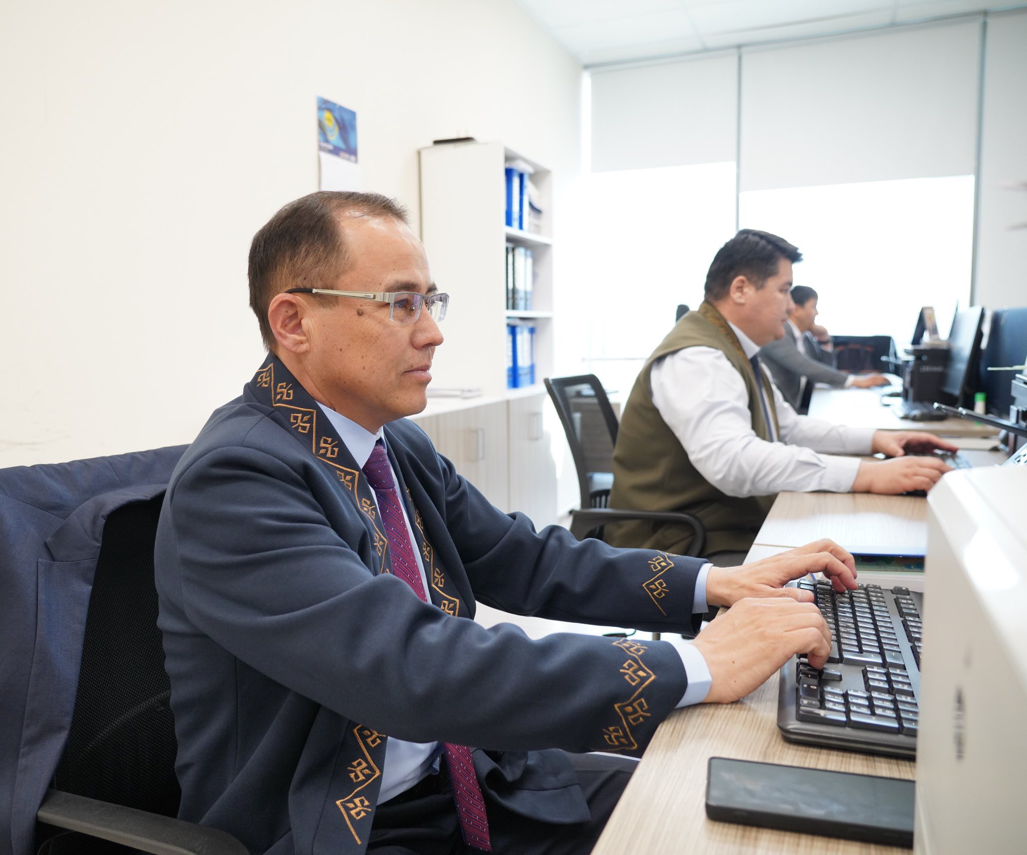 ГОСУДАРСТВЕННЫЕ СЛУЖАЩИЕ ТУРКЕСТАНСКОЙ ОБЛАСТИ ПРИШЛИ НА РАБОТУ В НАЦИОНАЛЬНОЙ ОДЕЖДЕ И ПОДДЕРЖАЛИ ДЕКАДУ “НАУРЫЗНАМА”