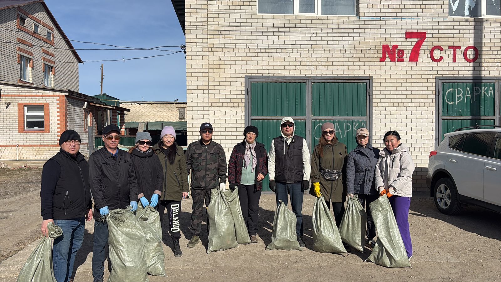 Сотрудники департамента санитарно-эпидемиологического контроля Актюбинской области и городского управления приняли активное участие в очередном субботнике и внесли свой вклад в чистоту и благоустройство региона.