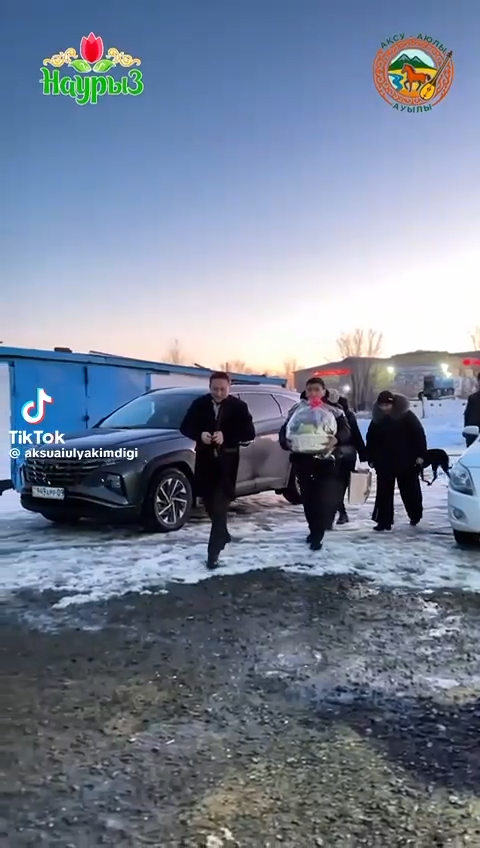 В честь Шаңырақ күні сотрудники аппарата акима Аксу-Аюлинского сельского округа посетили семью уважаемых жителей села — ветерана органов полиции Есмагамбетова Марата аксакала и его супругу, ветерана медицинской сферы Байкадамову Ирину, которые прожили вместе 54 года, и поздравили их с праздником.