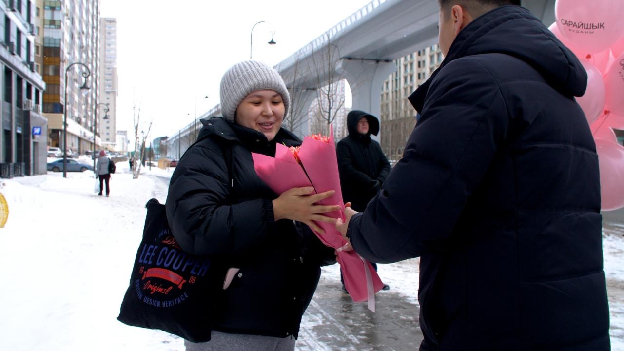 Цветы раздавали девушкам и женщинам в Астане