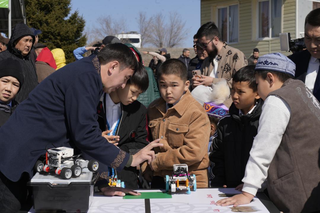 Национальный день спорта в Жетісу: дети сыграли в асыки с помощью роботов