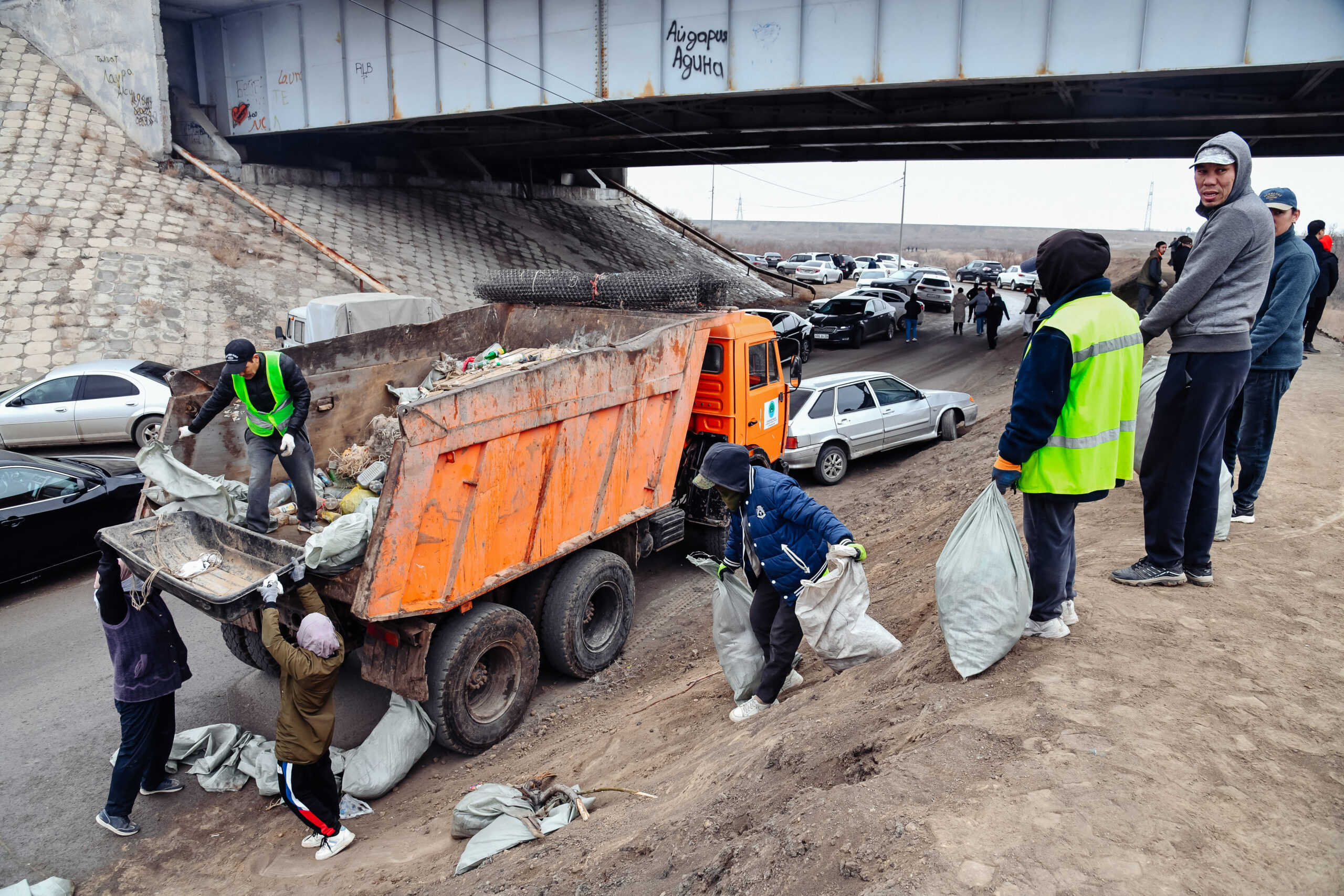В Атырау прошёл субботник «Чистый берег»
