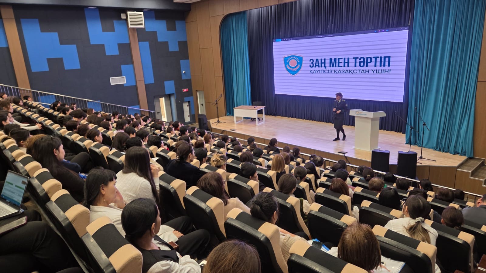 «Закон и порядок»: как не попасть в ловушки мошенников, рассказали столичным педагогам