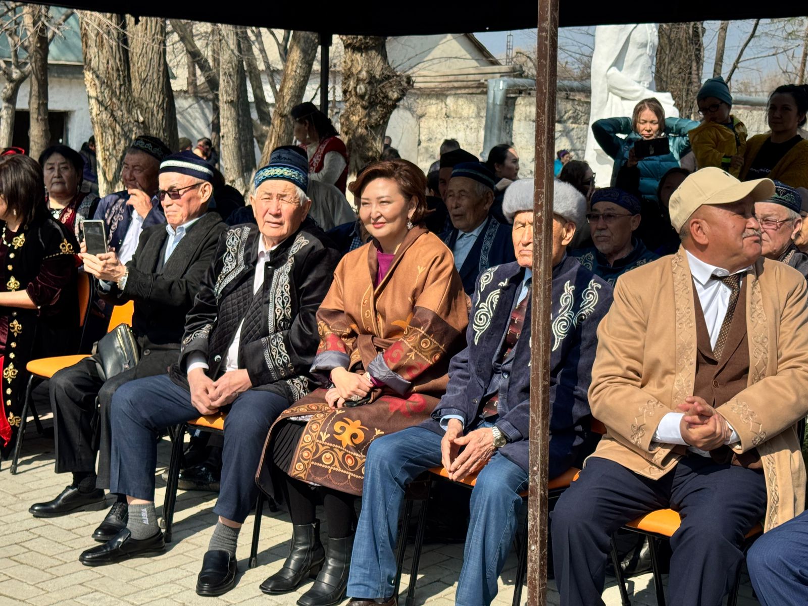 С приходом тёплых лучей весны в территориальном округе №4 района Жибек жолы города Тараз широко отметили великий праздник Наурыз.
