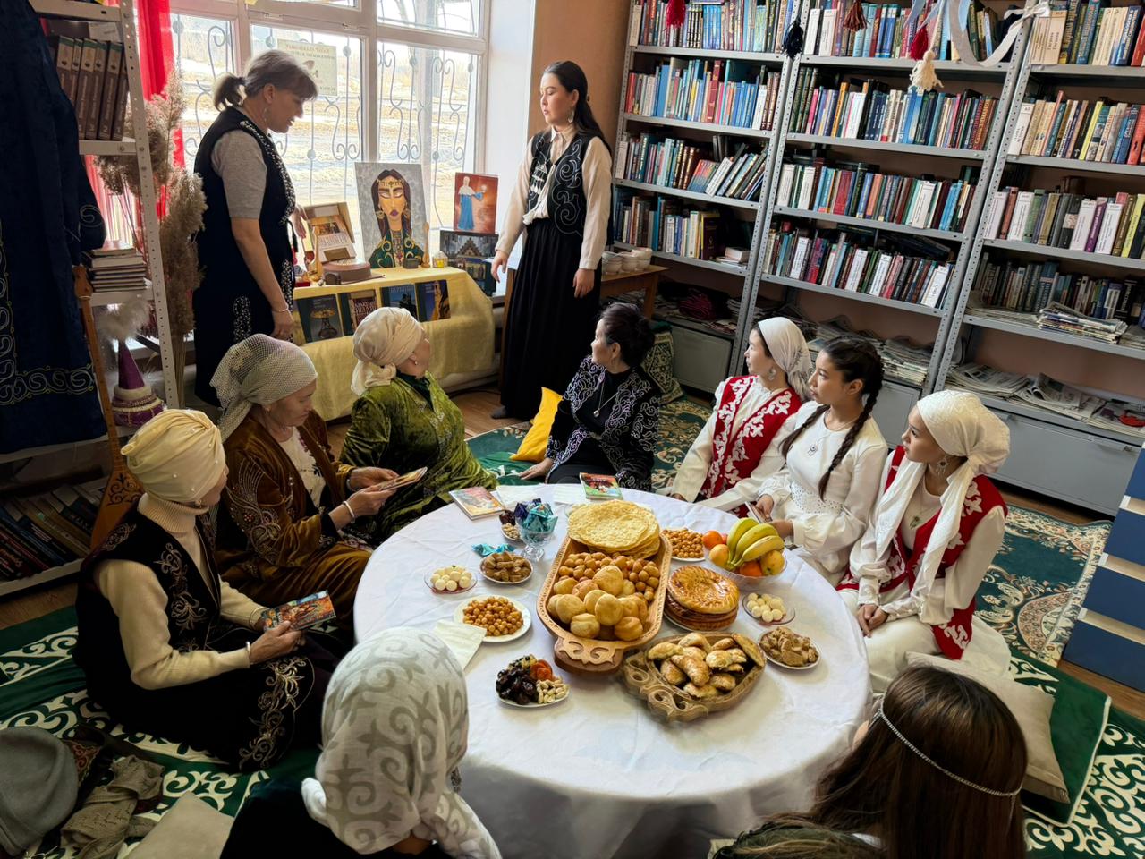 Литературно-познавательный вечер «Наурыз – отражение традиций и обычаев» был организован с участием членов клуба «Жас толқын» и «Асыл әжелер».