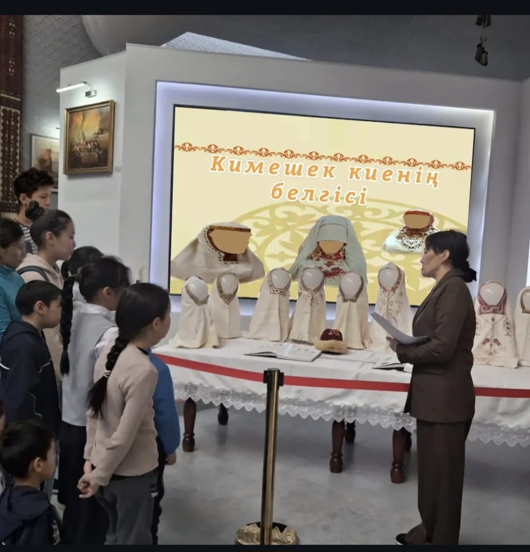 8 марта — В честь Международного женского дня была организована выставка под названием «Кимешек киенің белгісі».