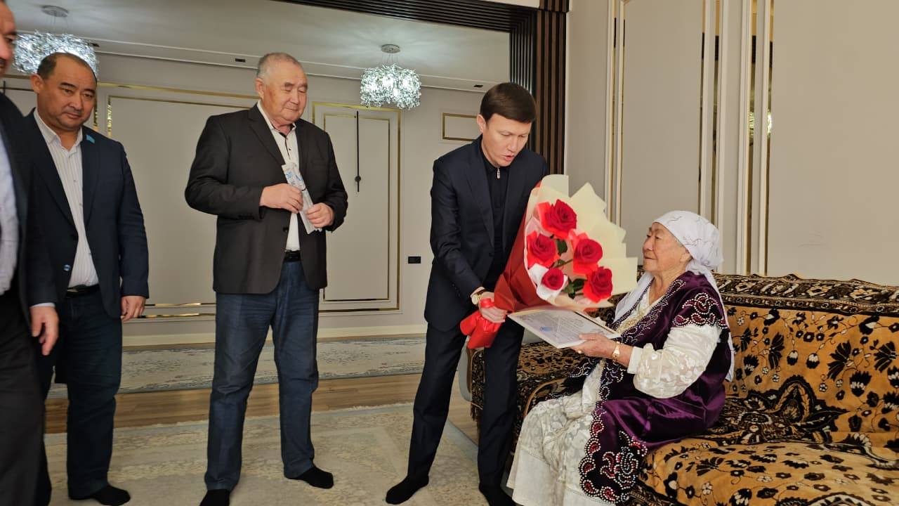 Почетные поздравления старейшим матерям региона от акима района