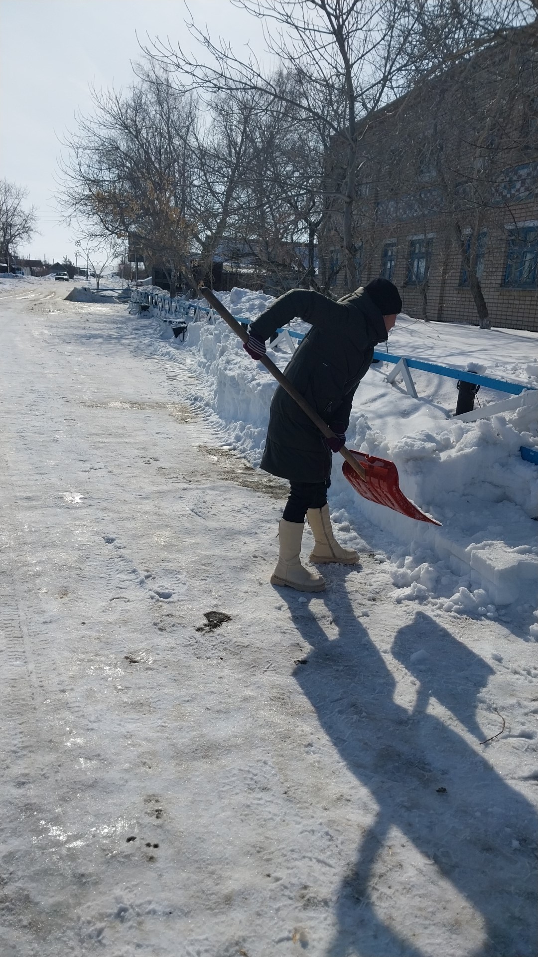 В рамках экологической программы «Таза Қазақстан» в селе Антоновка проведены работы по очистке центральной площади от снега ❄️