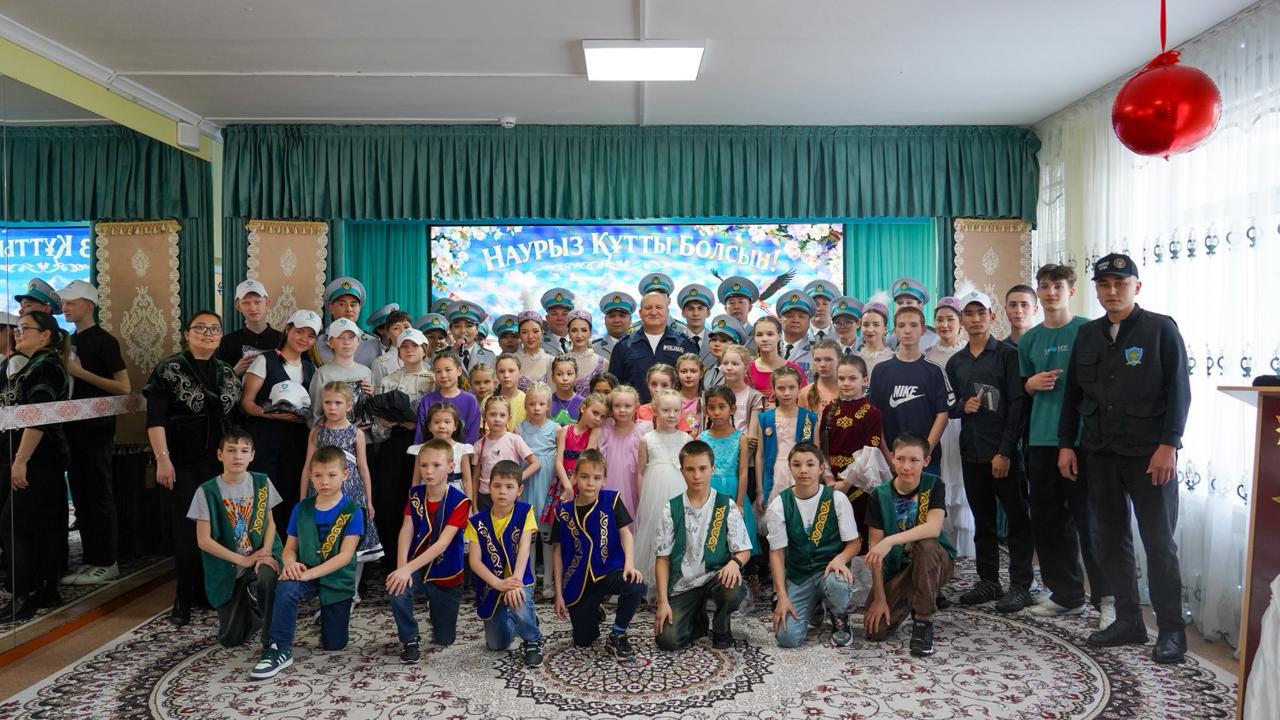 Музыка весны и добрые сердца: полиция ВКО поздравила воспитанников «Үміт»