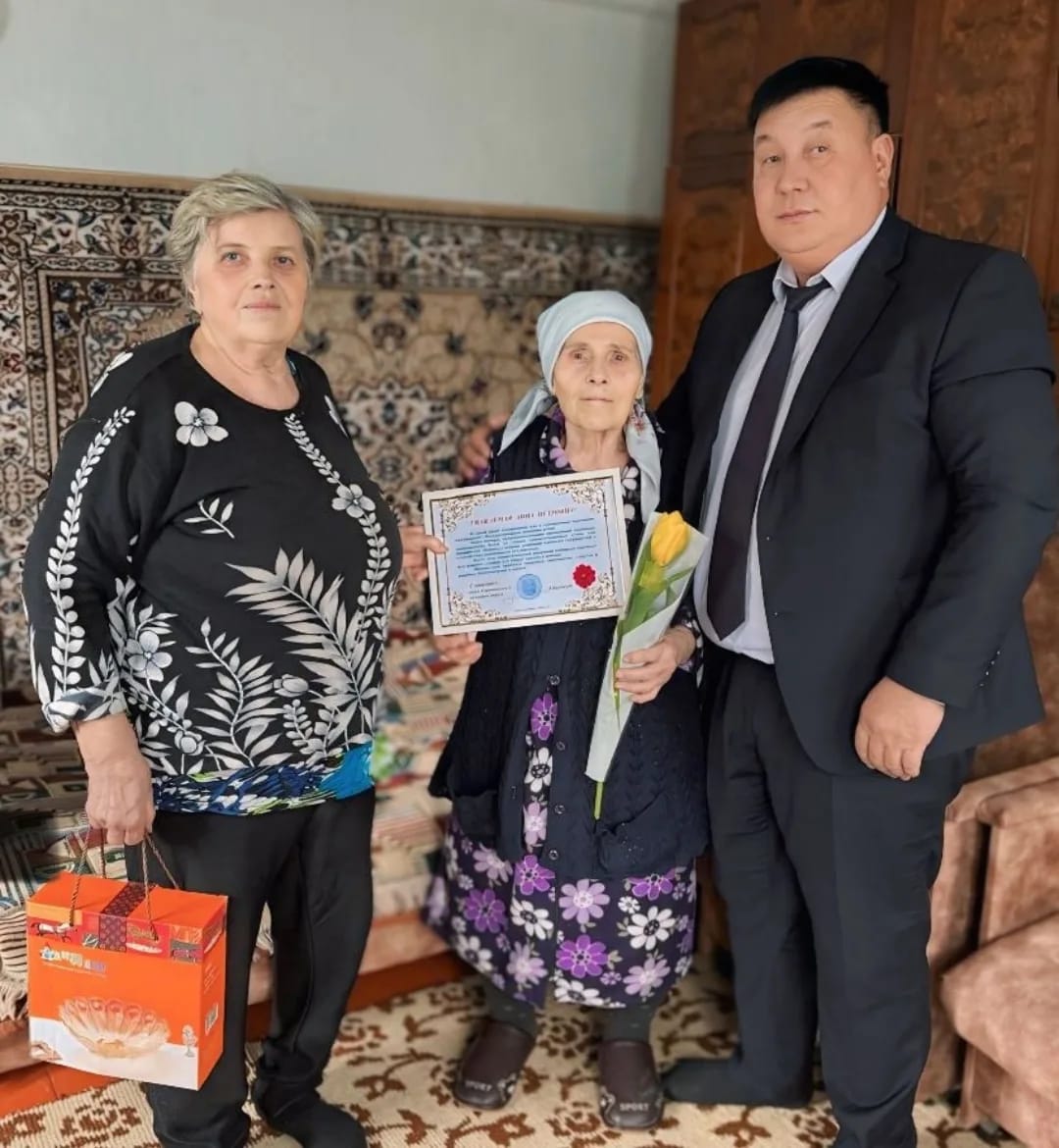 Аким села поздравил тружеников тыла с 8 Марта