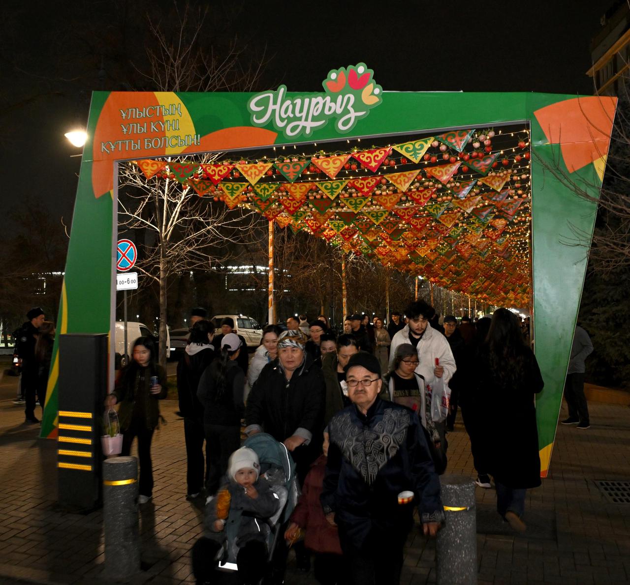 Музыка, караоке и шоу: Наурыз на улице Панфилова в Алматы