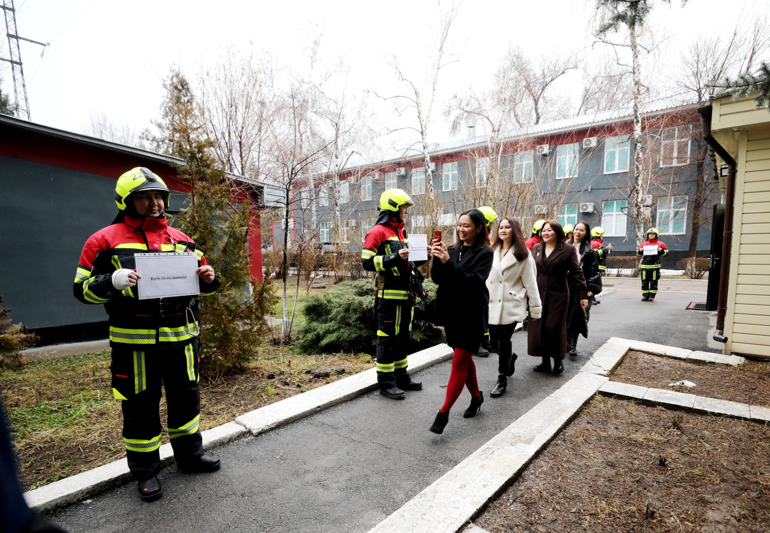 «Живой коридор» поздравлений от пожарных-спасателей в Алматы