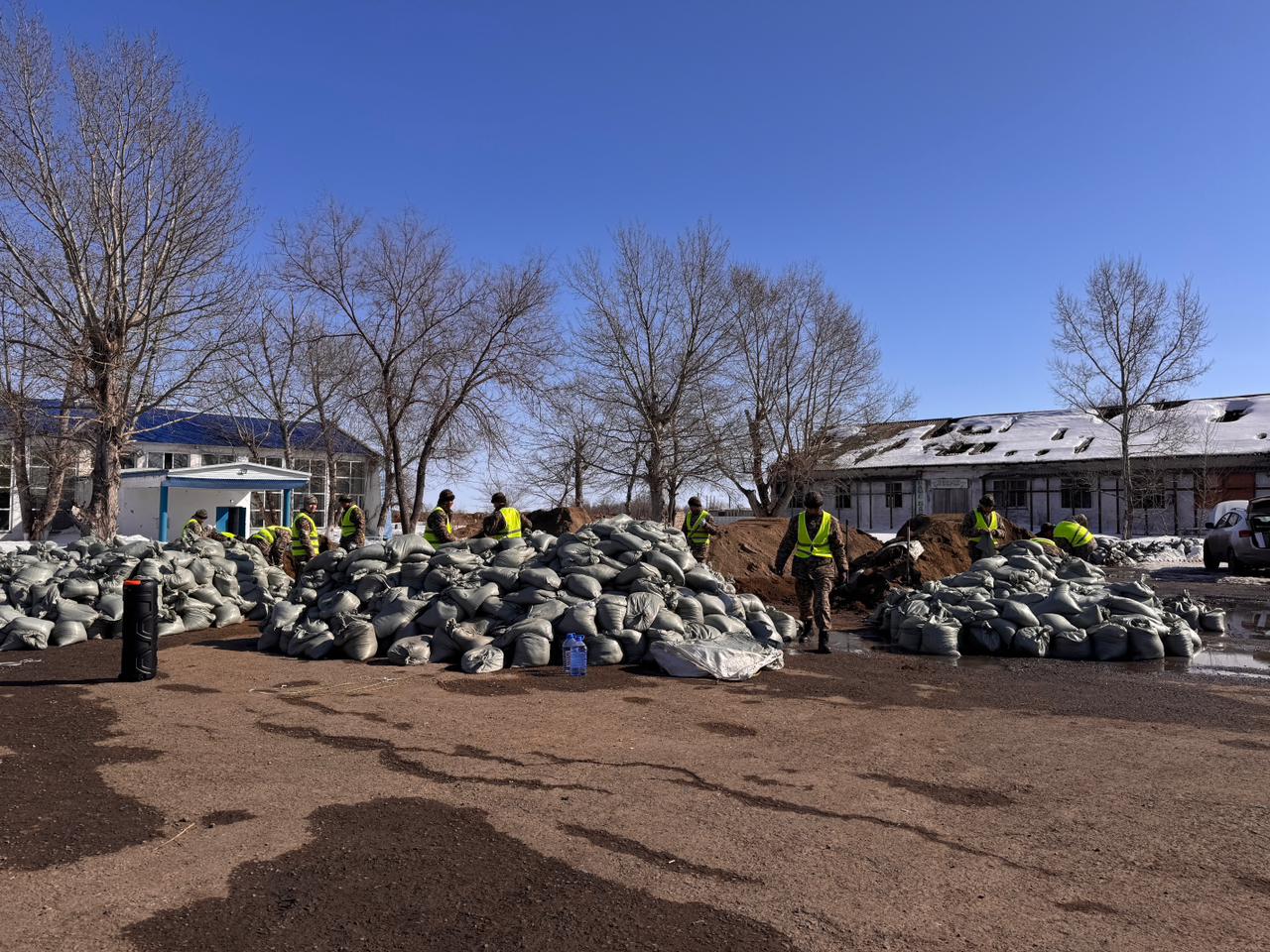 В селе Пригородное Жаркаинского района проводятся подготовительные противопаводковые мероприятия.