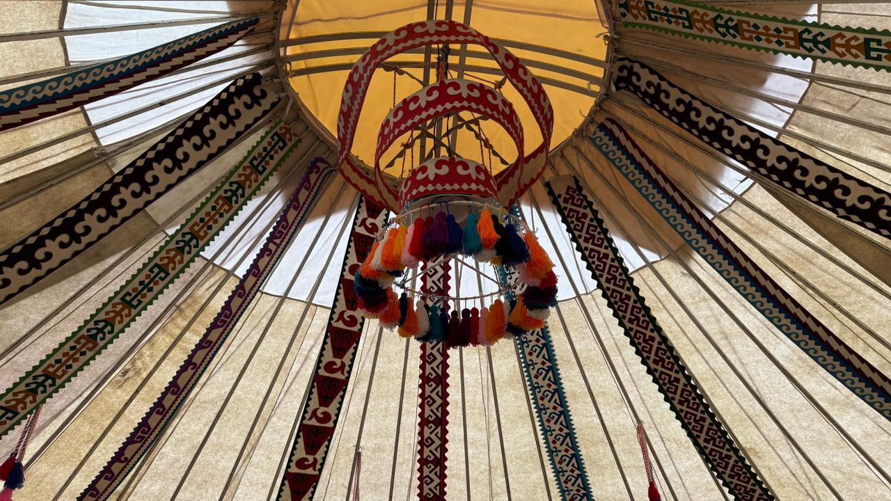 Экспозиции, представленные в юртах на Центральной площади, привлекли внимание посетителей