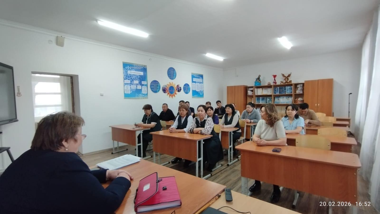 Депутат Жаксынского районного маслихата Саутова А. С. ознакомила коллектив школы имени Г. Абдрахманова села Кима с новым проектом Конституции Республики Казахстан