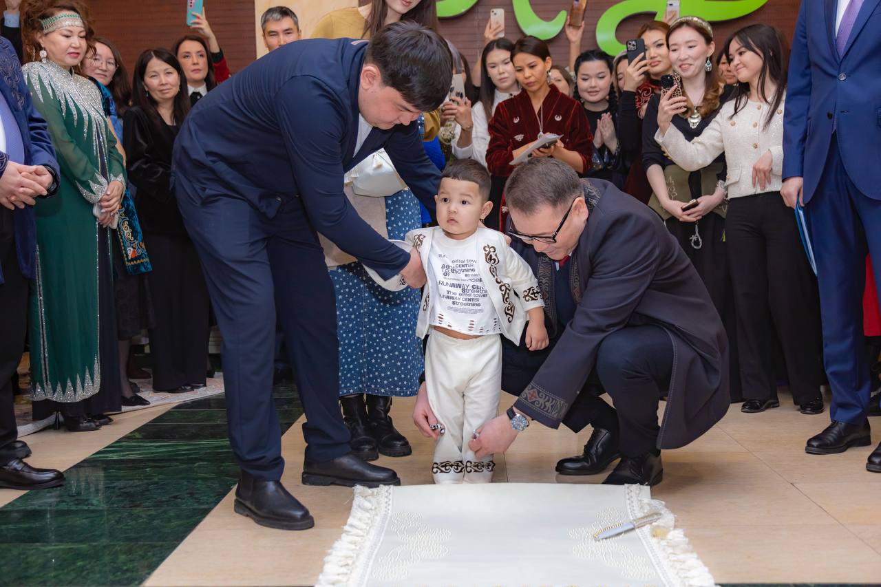 Министр торговли перерезал путы ребёнку на празднике Наурыз