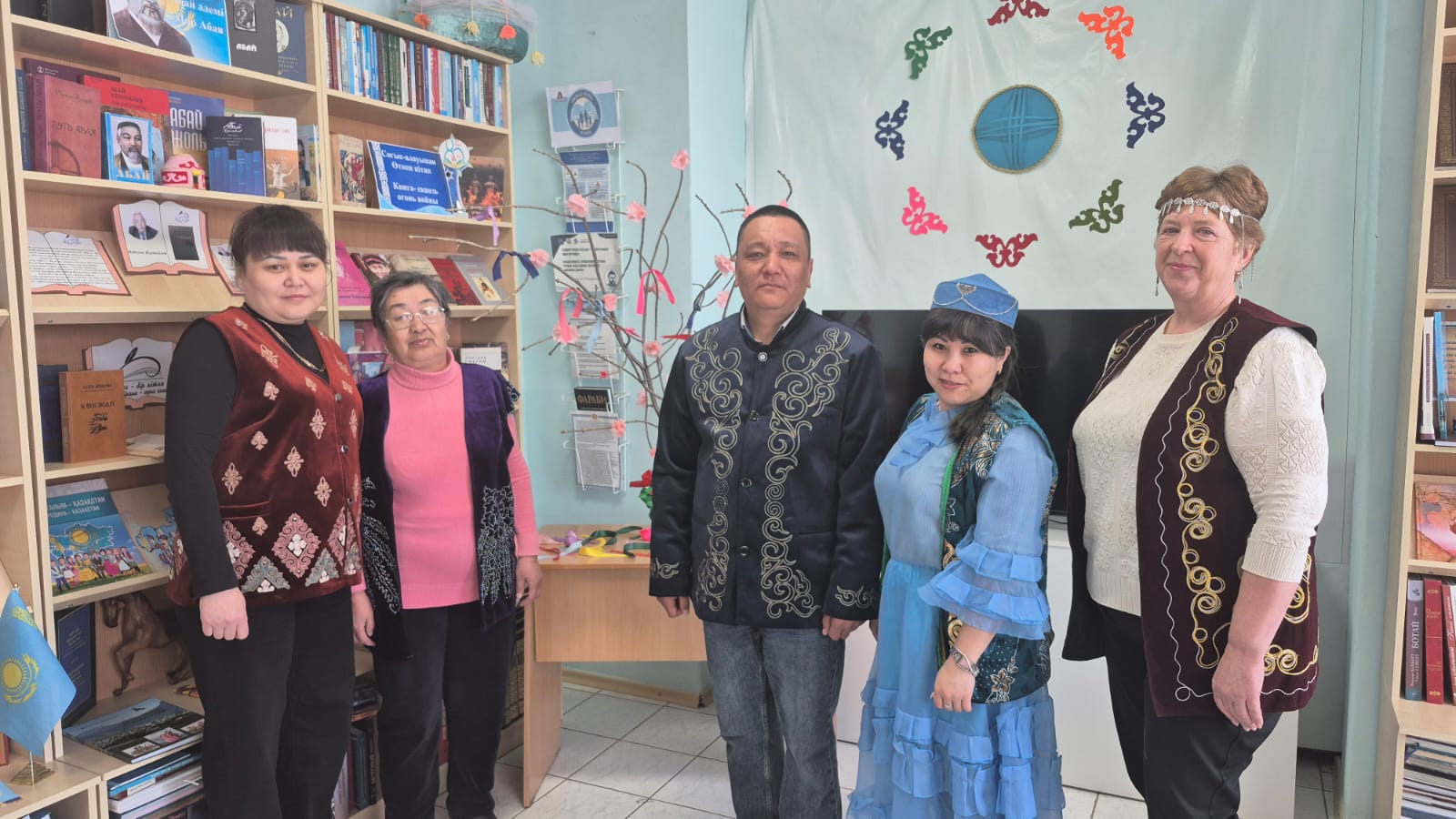В рамках празднования Наурыза в библиотеке посёлка Октябрьский состоялся показ национальной одежды
