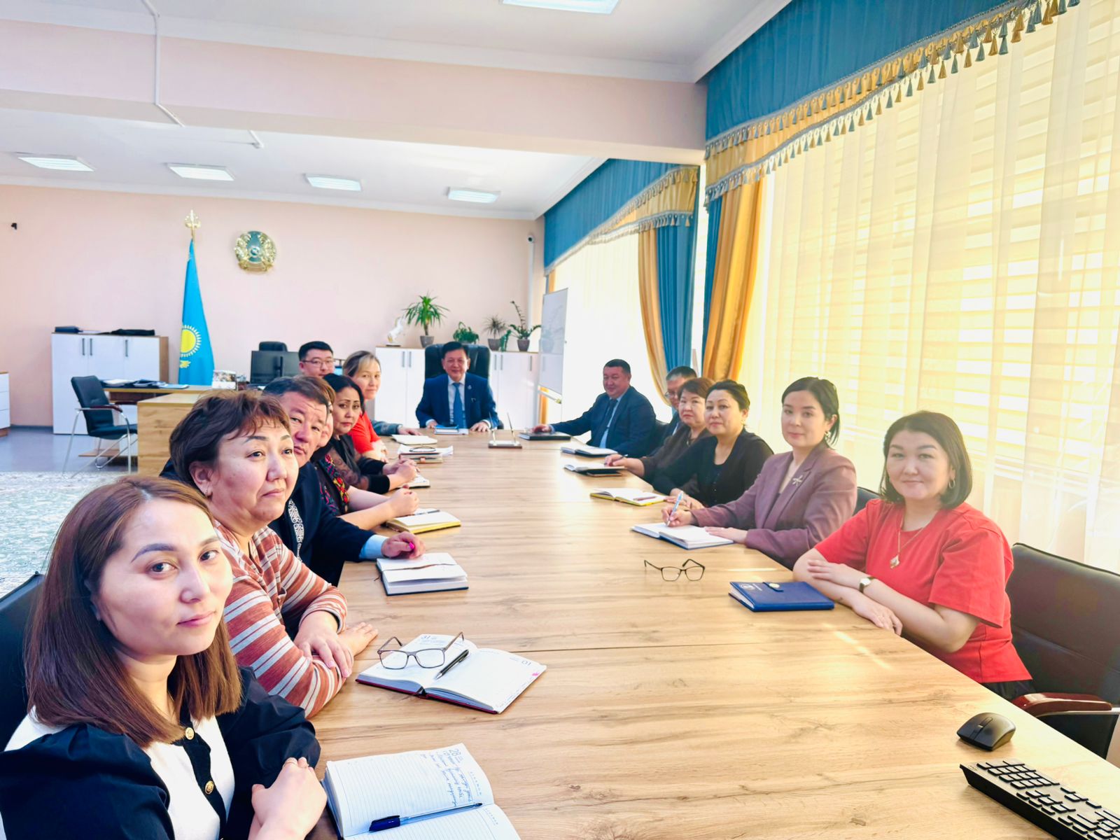 Уполномоченный по этике акимата области Жетісу Турсынбай Габит Турсынбаевич провел семинар с государственными служащими управления на тему «Профессиональная этика и антикоррупционное сознание государственного служащего»
