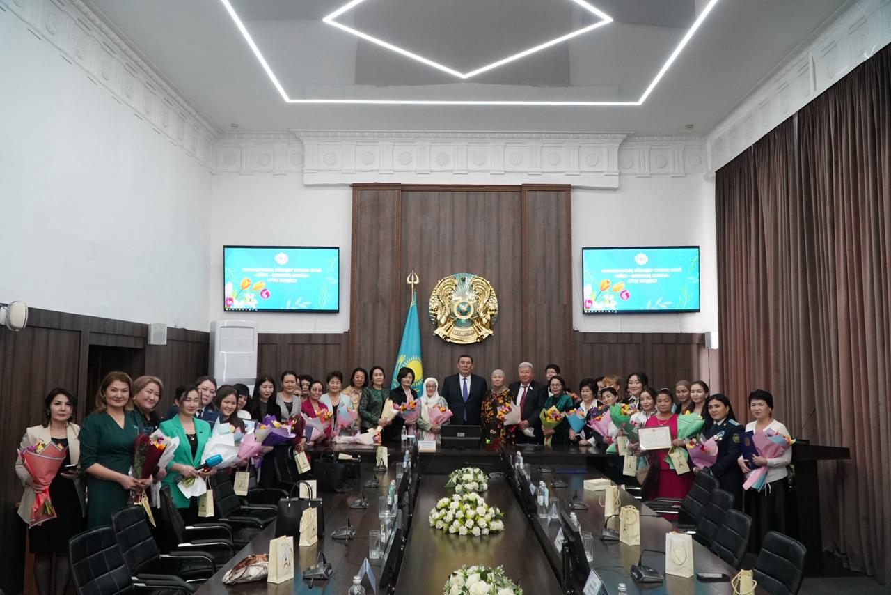 Милые женщины — в центре почёта