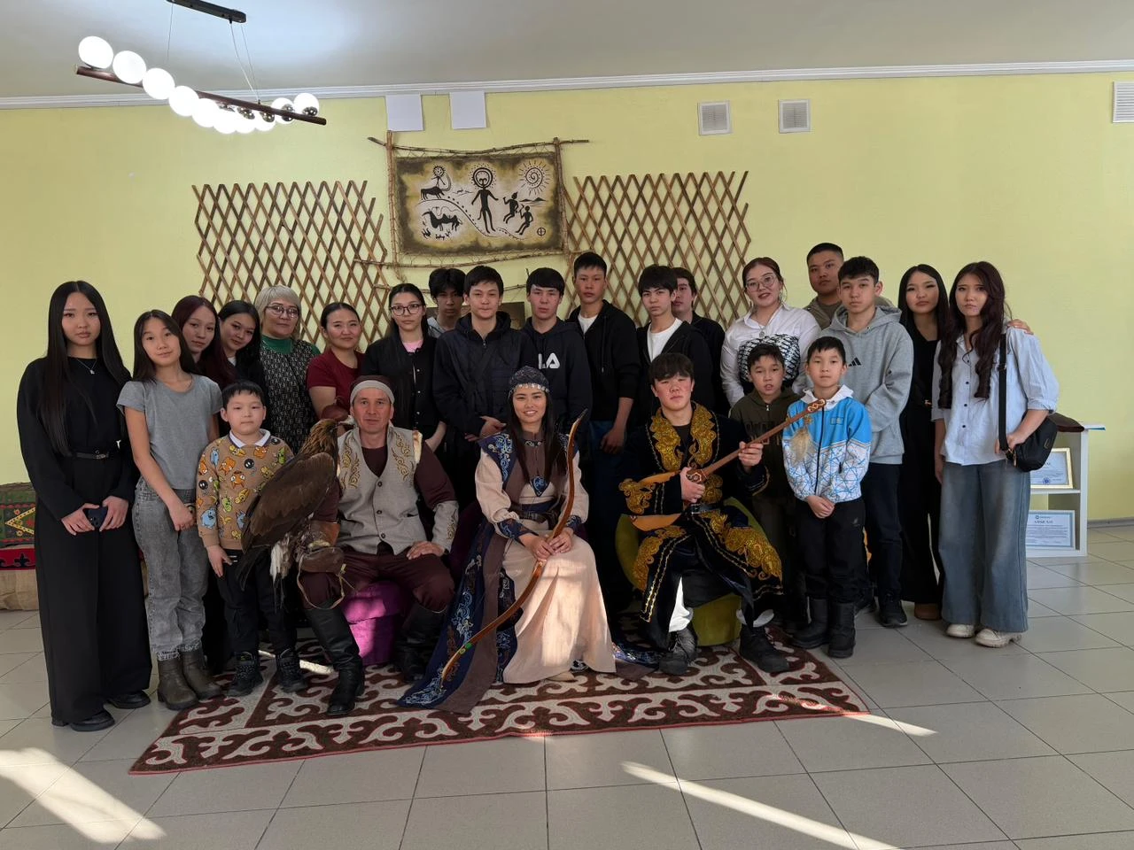 В ВКО молодежь обучили тонкостям соколиной охоты