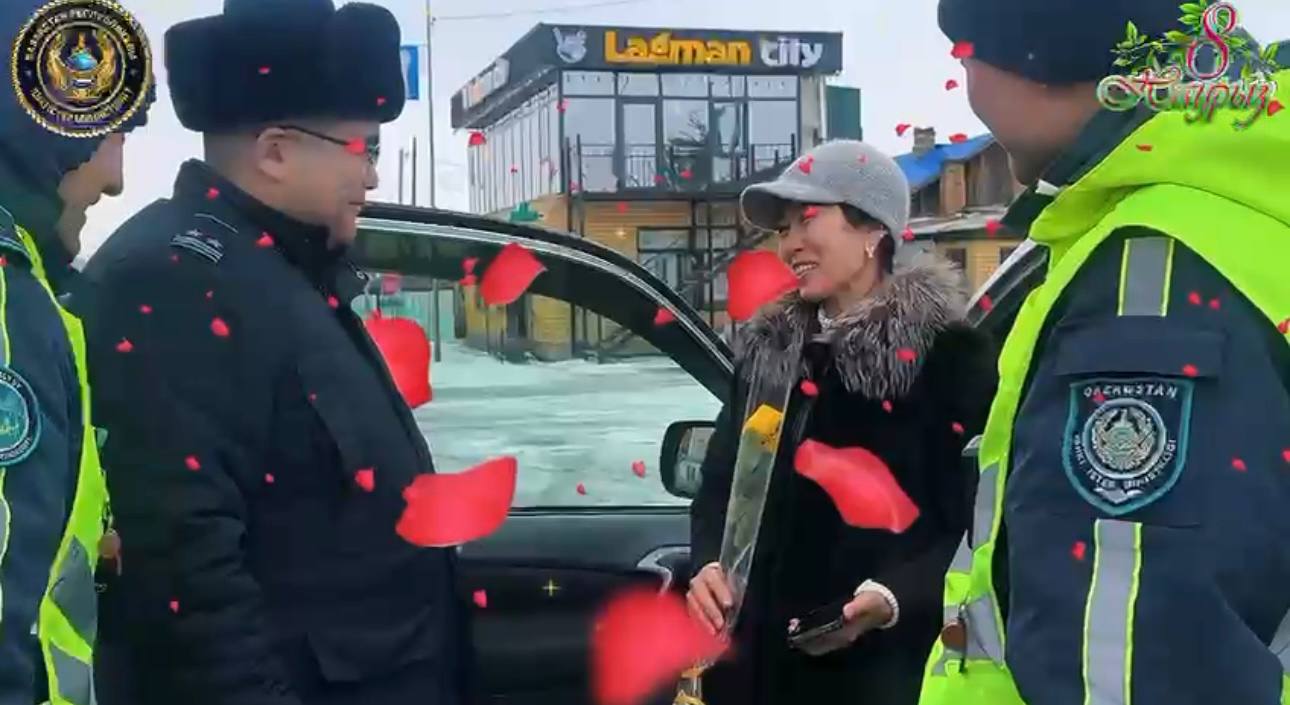 Весеннее тепло на дорогах: полицейские Аягоза поздравили женщин