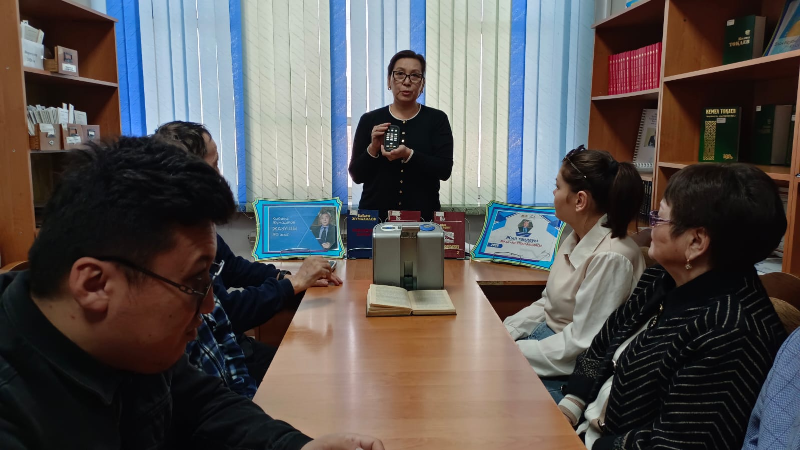 В центральной библиотеке имени Сакена Сейфуллина в рамках акции «Бір ел – бір кітап» состоялся круглый стол