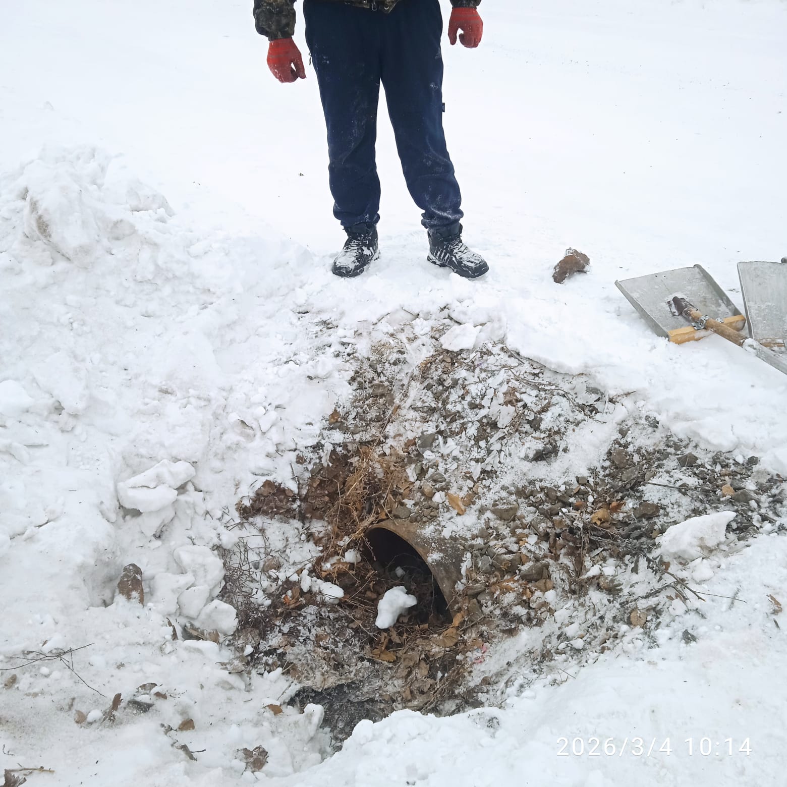 Работы по очистке водопропускных труб от снега