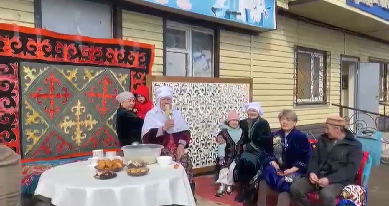78-летняя жительница Астаны устроила праздник для всех во дворе на Наурыз