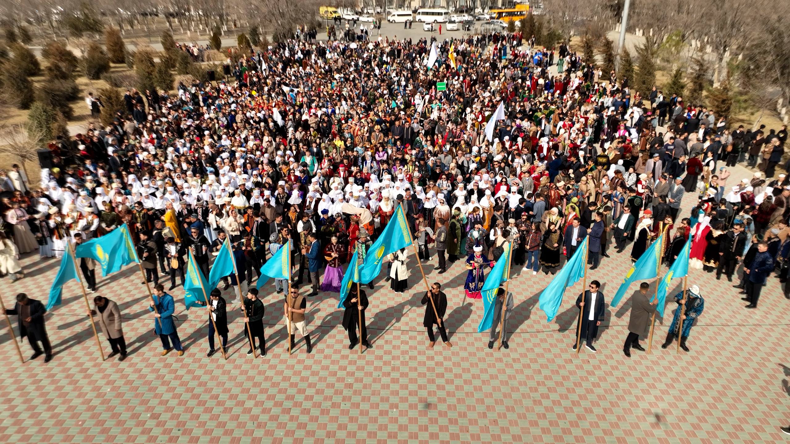 Около 5 000 атыраусцев вышли на праздничный парад в День национальной одежды