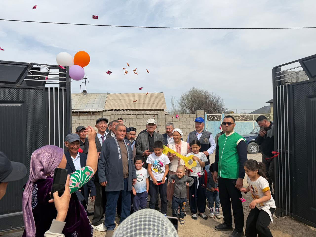 ТУРКЕСТАН: ЖИТЕЛИ СЕЛА ТОРТКУЛЬ ПОДАРИЛИ ОЧЕРЕДНОЙ ДОМ НУЖДАЮЩЕЙСЯ СЕМЬЕ