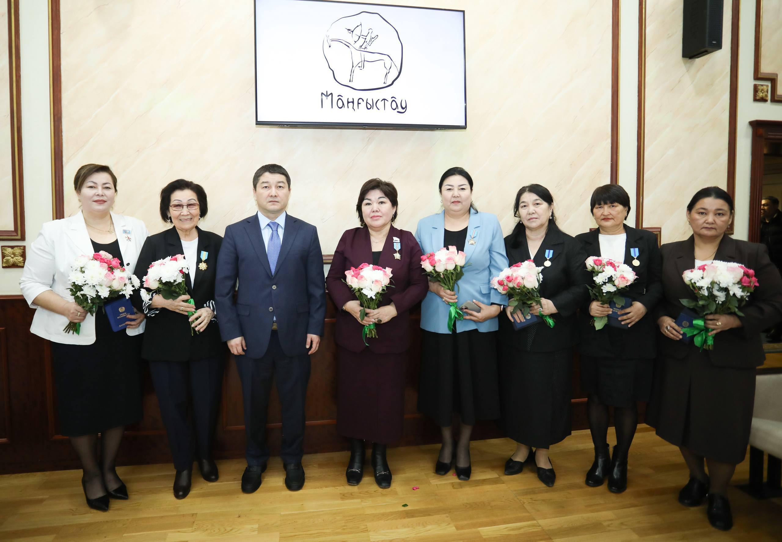 Нурдаулет Килыбай вручил государственные награды ряду тружеников