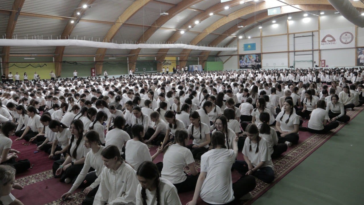 Дух Наурыза: в Кокшетау 1500 школьников одновременно сыграли в «Бес асык», установив историческое достижение