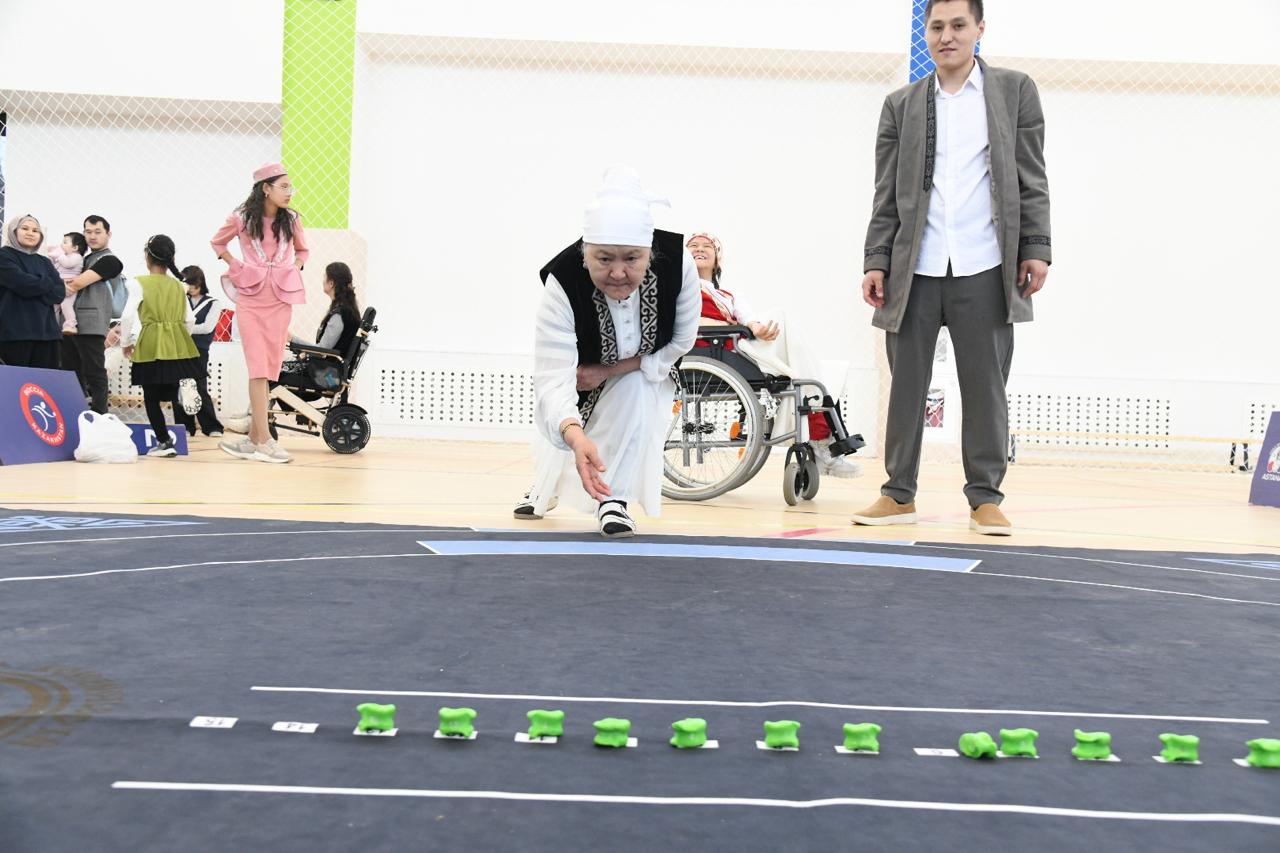 В столице провели инклюзивный турнир по национальной игре асық ату